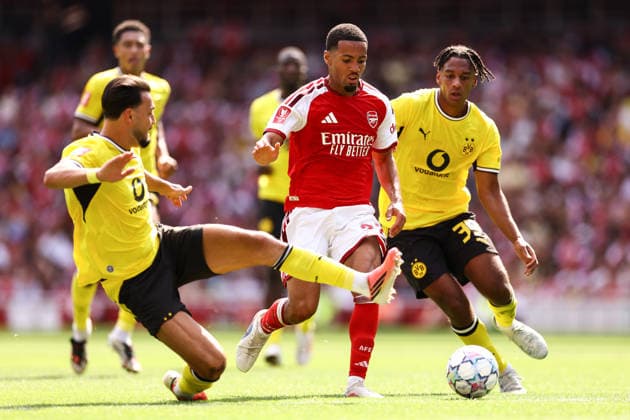 Arsenal v Borussia Dortmund 09 August 2026, London - Emirates Cup - Arsenal v Borussia Dortmund - Ramy Bensebaini of Borussia Dortmund tackles Ethan Nwaneri of Arsenal - Photo: Jacques Feeney Offside. London UK *** Arsenal gegen Borussia Dortmund, 9. August 2026, London, Emirates Cup: Arsenal gegen Borussia Dortmund – Ramy Bensebaini von Borussia Dortmund geht in den Zweikampf mit Ethan Nwaneri von Arsenal. Foto: Jacques Feeney, Abseits, London, Großbritannien  Copyright: xJacquesxFeeneyx xOffsidexOffside