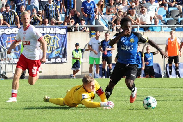 09.08.2026, xrekx, Fussball 3.Liga, 1.FC Saarbruecken - Rot-Weiss Essen v.l. Janne Sietan (Rot-Weiss Essen) Jakob-Karl Gerhard Golz (Rot-Weiss Essen) Kelsey Owusu Aninkorah-Meisel (1. FC Saarbruecken) auf dem Weg zum 5:2 (DFL DFB REGULATIONS PROHIBIT ANY USE OF PHOTOGRAPHS as IMAGE SEQUENCES and or QUASI-VIDEO) Saarbruecken *** August 9, 2026, xrekx, Soccer 3rd Division, 1 FC Saarbrücken vs. Rot-Weiss Essen: l Janne Sietan (Rot-Weiss Essen), Jakob Karl Gerhard Golz (Rot-Weiss Essen), Kelsey Owusu Aninkorah Meisel. 1 FC Saarbrücken on its way to a 5–2 victory. DFL and DFB regulations prohibit any use of photographs as imagesGE SEQUENCES and or QUASI-VIDEO Saarbrücken