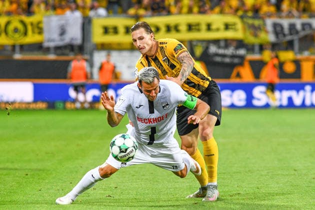 v.li.: Niko Kijewski (SC Verl, 19), Petros Bagkalianis (Alemania Aachen, 2), Zweikampf, Duell, duel, tackle, tackling, Dynamik, Action, Aktion, 09.08.2026, Aachen (Deutschland), Fussball, 3. Liga, TSV Alemannia Aachen - SC Verl, Fussball, 3. Liga, TSV Alemannia Aachen - SC Verl, DFB DFL REGULATIONS PROHIBIT ANY USE OF PHOTOGRAPHS AS IMAGE SEQUENCES AND OR QUASI-VIDEO. *** From left: Niko Kijewski (SC Verl), 19; Petros Bagkalianis (Alemania Aachen), 2; tackle, duel, dynamic, action, 09 08 2026, Aachen, Germany; soccer, 3rd Division, TSV Alemannia Aachen SC Verl, soccer, 3rd Division, TSV Alemannia Aachen SC Verl, DFB and DFL regulations prohibit any use of photographs as image sequences and or quasi-video xmhx