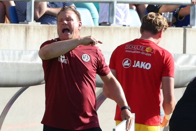 09.08.2026, xrekx, Fussball 3.Liga, 1.FC Saarbruecken - Rot-Weiss Essen v.l. Uwe Koschinat (Trainer, Rot-Weiss Essen) gibt Anweisungen, gestikuliert, mit den Armen gestikulieren gives instructions, gesticulate (DFL DFB REGULATIONS PROHIBIT ANY USE OF PHOTOGRAPHS as IMAGE SEQUENCES and or QUASI-VIDEO) Saarbruecken *** August 9, 2026, xrekx, Soccer 3rd Division, 1. FC Saarbrücken vs. Rot-Weiss Essen, Coach Uwe Koschinat, Rot-Weiss Essen gives instructions, gesticulates, gesticulates with his arms; DFL and DFB regulations prohibit any use of photographs as image sequences and or quasi-video; Saarbrücken