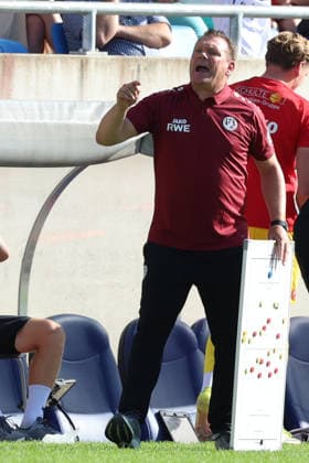 09.08.2026, xrekx, Fussball 3.Liga, 1.FC Saarbruecken - Rot-Weiss Essen v.l. Uwe Koschinat (Trainer, Rot-Weiss Essen) gibt Anweisungen, gestikuliert, mit den Armen gestikulieren gives instructions, gesticulate Taktiktafel (DFL DFB REGULATIONS PROHIBIT ANY USE OF PHOTOGRAPHS as IMAGE SEQUENCES and or QUASI-VIDEO) Saarbruecken *** August 9, 2026, xrekx, Soccer 3rd Division, 1. FC Saarbrücken Rot-Weiss Essen vs. Uwe Koschinat, Coach, Rot-Weiss Essen gives instructions, gesticulates, gesticulates with his arms; Tactical board; DFL DFB REGULATIONS PROHIBIT ANY USE OF PHOTOGRAPHS as IMAGE SEQUENCES and or QUASI-VIDEO; Saarbrücken