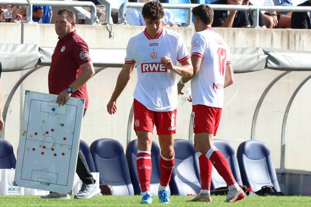 09.08.2026, xrekx, Fussball 3.Liga, 1.FC Saarbruecken - Rot-Weiss Essen v.l. Uwe Koschinat (Trainer, Rot-Weiss Essen) gibt Anweisungen, gestikuliert, mit den Armen gestikulieren gives instructions, gesticulate Taktiktafel Max Geschwill (Rot-Weiss Essen) Semir Telalovic (Rot-Weiss Essen) (DFL DFB REGULATIONS PROHIBIT ANY USE OF PHOTOGRAPHS as IMAGE SEQUENCES and or QUASI-VIDEO) Saarbruecken *** August 9, 2026, xrekx, Soccer 3rd Division, 1. FC Saarbrücken vs. Rot-Weiss Essen; Coach Uwe Koschinat, Rot-Weiss Essen gives instructions, gesticulates, gesticulates with his arms, gesticulates Tactical board Max Geschwill Rot-Weiss Essen Semir Telalovic Rot-Weiss Essen DFL DFB REGULATIONS PROHIBIT ANY USE OF PHOTOGRAPHS as IMAGE SEQUENCES and or QUASI-VIDEO Saarbrücken