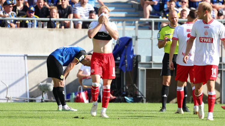 09.08.2026, xrekx, Fussball 3.Liga, 1.FC Saarbruecken - Rot-Weiss Essen v.l. Tony Menzel (Rot-Weiss Essen) enttaeuscht, enttäuscht, schaut enttaeuscht, niedergeschlagen, disappointed (DFL DFB REGULATIONS PROHIBIT ANY USE OF PHOTOGRAPHS as IMAGE SEQUENCES and or QUASI-VIDEO) Saarbruecken *** August 9, 2026, xrekx, Soccer 3rd Division, 1. FC Saarbrücken vs. Rot-Weiss Essen; Tony Menzel of Rot-Weiss Essen looks disappointed, looks disappointed, dejected, disappointed DFL DFB REGULATIONS PROHIBIT ANY USE OF PHOTOGRAPHS as IMAGE SEQUENCES and or QUASI-VIDEO Saarbrücken