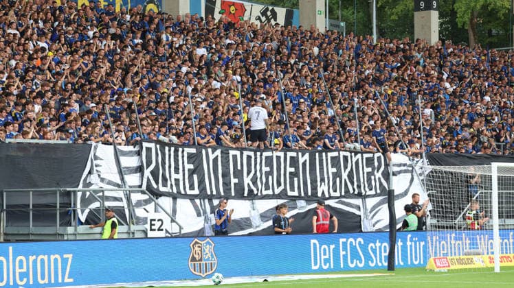 09.08.2026, xrekx, Fussball 3.Liga, 1.FC Saarbruecken - Rot-Weiss Essen v.l. Werner Cartarius Ruhe in Frieden FCS Fans ,Stimmung, Schals, Ultras, Zuschauer, Besucher, Choreo, Choreografie, atmosphere, scarves, spectators, visitors (DFL DFB REGULATIONS PROHIBIT ANY USE OF PHOTOGRAPHS as IMAGE SEQUENCES and or QUASI-VIDEO) Saarbruecken *** August 9, 2026, xrekx, Soccer 3rd Division, 1. FC Saarbrücken vs. Rot-Weiß Essen, Werner Cartarius—Rest in Peace, FCS Fans, Atmosphere, Scarves, Ultras, Spectators, Visitors, Choreography, choreography, atmosphere, scarves, spectators, visitors DFL DFB REGULATIONS PROHIBIT ANY USE OF PHOTOGRAPHS as IMAGE SEQUENCES and or QUASI-VIDEO Saarbrücken