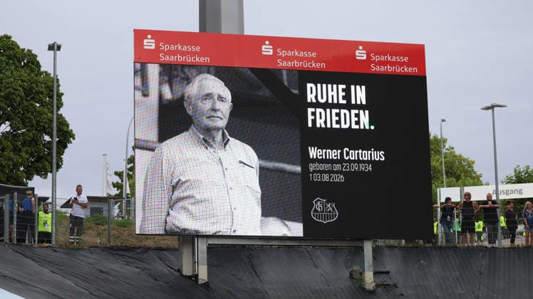 09.08.2026, xrekx, Fussball 3.Liga, 1.FC Saarbruecken - Rot-Weiss Essen v.l. Werner Cartarius Ruhe in Frieden Anzeigetafel, Videowall, Scoreboard, Info, Werbung (DFL DFB REGULATIONS PROHIBIT ANY USE OF PHOTOGRAPHS as IMAGE SEQUENCES and or QUASI-VIDEO) Saarbruecken *** August 9, 2026, xrekx, Soccer 3rd Division, 1 FC Saarbrücken vs. Rot-Weiss Essen, Werner Cartarius—Rest in Peace. Scoreboard, video wall, info, advertising. DFL and DFB regulations prohibit any use of photographs as image sequences and or quasi-video. Saarbrücken
