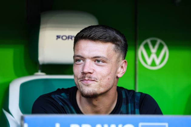 Dzenan Pejcinovic (VfL Wolfsburg,17) sitzt auf der Ersatzbank - 2. Fußball Bundesliga Saison 2026-2027 VfL Wolfsburg vs 1. FC Kaiserslautern in der Volkswagen Arena in Wolfsburg - Fußball,Mann,Männer,Deutschland,08.08.2026 *** Dzenan Pejcinovic, VfL Wolfsburg, 17, is on the bench. 2. Bundesliga, 2026–2027 season: VfL Wolfsburg vs. 1. FC Kaiserslautern at the Volkswagen Arena in Wolfsburg. Soccer, man, men, Germany, August 8, 2026
