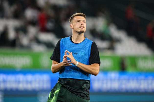 Dzenan Pejcinovic (VfL Wolfsburg,17) vor dem Fanblock nach dem Spiel - 2. Fußball Bundesliga Saison 2026-2027 VfL Wolfsburg vs 1. FC Kaiserslautern in der Volkswagen Arena in Wolfsburg - Fußball,Mann,Männer,Deutschland,08.08.2026 *** Dzenan Pejcinovic of VfL Wolfsburg, 17, in front of the fan section after the match in the 2026–2027 Bundesliga season between VfL Wolfsburg and 1. FC Kaiserslautern at the Volkswagen Arena in Wolfsburg; soccer, man, men, Germany, August 8, 2026