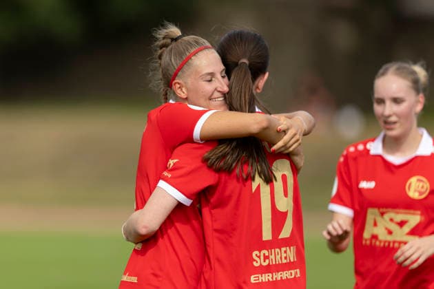 KOWO Sommercup 2026; Erfurt; 09.08.2026 Luisa Preißel ( 6; 1. FFV Erfurt) umarmt Lea Schrenk ( 19; 1. FFV Erfurt) KOWO Sommercup 2026: 1. FFV Erfurt vs. SG Dynamo Dresden; Sportforum Johannesplatz Erfurt; 09.08.2026 *** KOWO Summer Cup 2026 Erfurt August 9, 2026 Luisa Preißel 6 1 FFV Erfurt hugs Lea Schrenk 19 1 FFV Erfurt KOWO Summer Cup 2026 1 FFV Erfurt vs. SG Dynamo Dresden SportsForum Johannesplatz, Erfurt, August 9, 2026 Copyright: xBEAUTIFULxSPORTS Duehringx