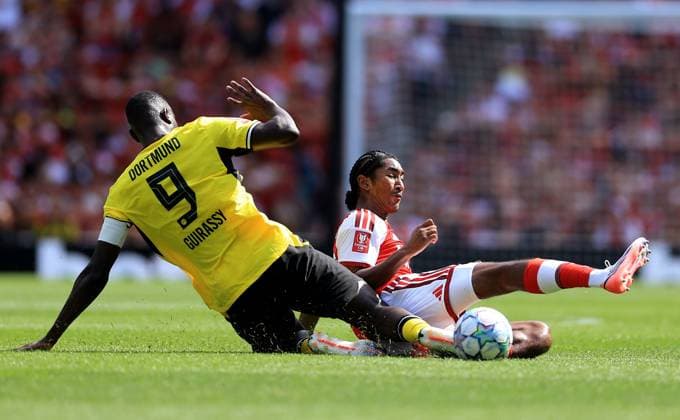Marli Salmon of Arsenal in action against Serhou Guirassy of Borussia Dortmund Arsenal v Borussia Dortmund, Pre Season Friendly, Football, Emirates Stadium, London, UK - 09 Aug 2026London Emirates Stadium United Kingdom EDITORIAL USE ONLY No use with unauthorised audio, video, data, fixture lists, club league logos or live services. Online in-match use limited to 120 images, no video emulation. No use in betting, games or single club league player publications.  Copyright: xGeorgexTewkesbury Shutterstockx 17051143fb