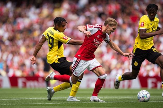 Martin Odegaard of Arsenal is tackled by Filippo Mane of Borussia Dortmund Arsenal vs Borussia Dortmund, Emirates Cup, Final, Emirates Stadium, London, UK - 09 Aug 2026London Emirates Stadium United Kingdom  Copyright: xWiredxPhotos Shutterstockx 17058922cm