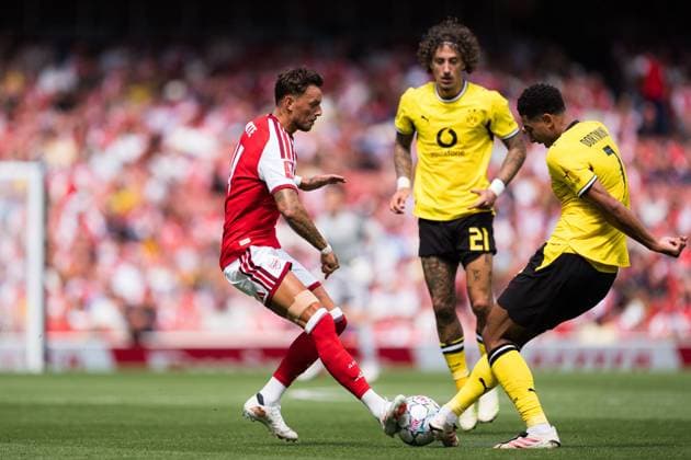 Ben White of Arsenal challenges for the ball against Jobe Bellingham of Borussia Dortmund Arsenal vs Borussia Dortmund, Emirates Cup, Final, Emirates Stadium, London, UK - 09 Aug 2026London Emirates Stadium United Kingdom  Copyright: xWiredxPhotos Shutterstockx 17058922ed