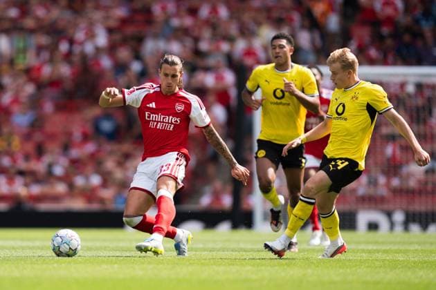 Riccardo Calafiori of Arsenal passes the ball Arsenal vs Borussia Dortmund, Emirates Cup, Final, Emirates Stadium, London, UK - 09 Aug 2026London Emirates Stadium United Kingdom  Copyright: xWiredxPhotos Shutterstockx 17058922eq