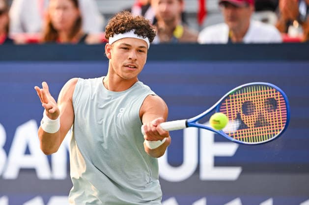 MONTREAL, QC - AUGUST 09: Ben Shelton (USA) returns the ball during a fourth round match at National Bank Open on August 09, 2026 at IGA Stadium in Montreal, QC (Photo by David Kirouac Icon Sportswire) TENNIS: AUG 09 National Bank Open EDITORIAL USE ONLY Icon26080907626
