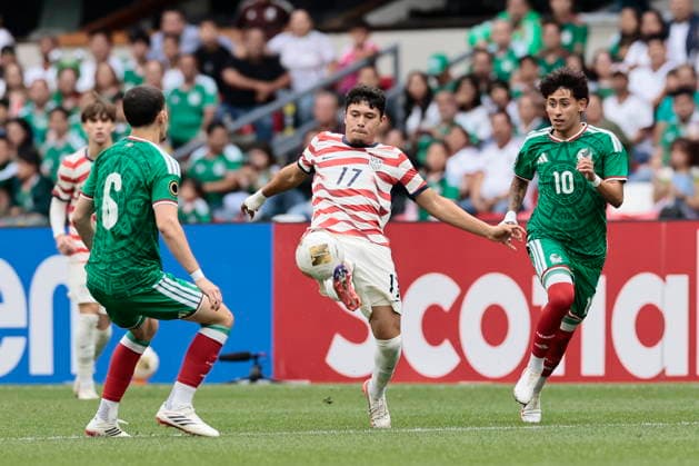 CONCACAF U-20 Championship - USA vs Mexico Ruben Ramos (C) of United States vies for the ball with Henrique Simeone (L) and Santiago Sandoval (R) of Mexico during the final of the CONCACAF U-20 Championship between the United States and Mexico at Banorte Stadium in Mexico City, Mexico, 09 August 2026. MEXICO CITY Mexico  Copyright: xJOSExMENDEZx