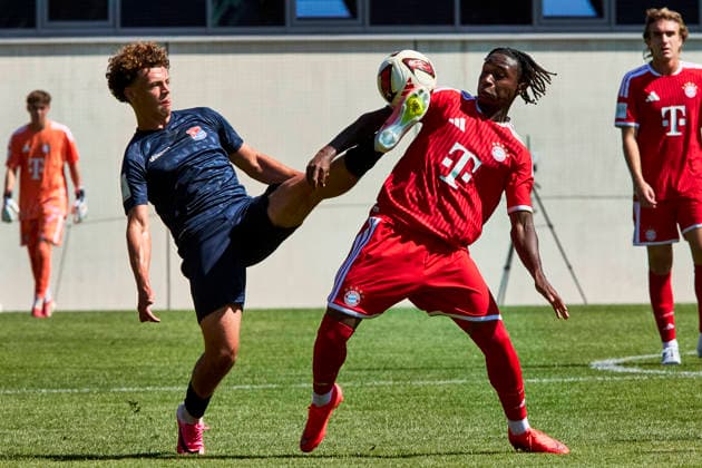 A-Junioren Bundesliga DFB-Nachwuchsliga, FC Bayern München (U19) vs SpVgg Unterhaching (U19), München FC Bayern, München FC Bayern (U19), Unterhaching SpVgg, Unterhaching SpVgg (U19), 2026-08-09 in München (FC Bayern Campus) HENTCHO NSEKE Aviel (FC Bayern München (U19) Linksaußen Nr7-FCB(U19)7), KÜSPERT Paul (SpVgg Unterhaching Stürmer Nr3-UHG(U19)3) sportworld München FC Bayern Campus Bayern Deutschland *** DFB Youth League (Junior Bundesliga D), FC Bayern Munich U19 vs. SpVgg Unterhaching U19, FC Bayern Munich, FC Bayern Munich U19, SpVgg Unterhaching, SpVgg Unterhaching U19, August 9, 2026, at FC Bayern Campus in Munich. HENTCHO NSEKE Aviel, FC Bayern Munich U19, left winger, No. 7, FCB U19 7, Paul KÜSPERT, SpVgg Unterhaching, forward, No. 3, UHG U19 3, Sportworld, FC Bayern Munich Campus, Bayern, Germany