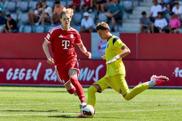 A-Junioren Bundesliga DFB-Nachwuchsliga, FC Bayern München (U19) vs SpVgg Unterhaching (U19), München FC Bayern, München FC Bayern (U19), Unterhaching SpVgg, Unterhaching SpVgg (U19), 2026-08-09 in München (FC Bayern Campus) von TAUBE Philipp (FC Bayern München (U19) Mittelstürmer Nr9-FCB(U19)9), BURKHARDT Lucian (SpVgg Unterhaching Torwart Nr22-UHG(U19)22) sportworld München FC Bayern Campus Bayern Deutschland *** DFB Youth League (Junior Bundesliga D), FC Bayern Munich U19 vs. SpVgg Unterhaching U19, Munich FC Bayern, Munich FC Bayern U19, Unterhaching SpVgg, Unterhaching SpVgg U19, August 9, 2026, at FC Bayern Campus in Munich, by Philipp TAUBE, FC Bayern Munich U19 center forward No. 9, FCB U19 9; Lucian BURKHARDT, SpVgg Unterhaching goalkeeper No. 22, UHG U19 22; Sportworld, FC Bayern Campus, Munich, Bavaria, Germany
