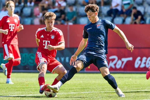 A-Junioren Bundesliga DFB-Nachwuchsliga, FC Bayern München (U19) vs SpVgg Unterhaching (U19), München FC Bayern, München FC Bayern (U19), Unterhaching SpVgg, Unterhaching SpVgg (U19), 2026-08-09 in München (FC Bayern Campus) SCHAFF Simon (FC Bayern München (U19) Offensives Mittelfeld Nr10-FCB(U19)10), KARAGÖZ Sanver (SpVgg Unterhaching Stürmer Nr18-UHG(U19)18) sportworld München FC Bayern Campus Bayern Deutschland *** DFB Youth League (Junior Bundesliga D), FC Bayern Munich U19 vs. SpVgg Unterhaching U19, Munich FC Bayern, Munich FC Bayern U19, Unterhaching SpVgg, Unterhaching SpVgg U19, August 9, 2026, at FC Bayern Campus in Munich SCHAFF Simon FC Bayern Munich U19 Attacking Midfielder No. 10 FCB U19 10, Sanver KARAGÖZ, SpVgg Unterhaching, Forward No. 18, UHG U19 18, sportworld, Munich FC Bayern Campus, Bayern, Germany