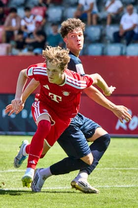 A-Junioren Bundesliga DFB-Nachwuchsliga, FC Bayern München (U19) vs SpVgg Unterhaching (U19), München FC Bayern, München FC Bayern (U19), Unterhaching SpVgg, Unterhaching SpVgg (U19), 2026-08-09 in München (FC Bayern Campus) von TAUBE Philipp (FC Bayern München (U19) Mittelstürmer Nr9-FCB(U19)9), CIRAK Tarik (SpVgg Unterhaching Innenverteidiger Nr4-UHG(U19)4) sportworld München FC Bayern Campus Bayern Deutschland *** DFB Youth League (Junior Bundesliga D), FC Bayern Munich U19 vs. SpVgg Unterhaching U19, Munich FC Bayern, Munich FC Bayern U19, Unterhaching SpVgg, Unterhaching SpVgg U19, August 9, 2026, at FC Bayern Campus in Munich, by Philipp TAUBE, FC Bayern Munich U19 center forward No. 9, FCB U19 9; Tarik CIRAK, SpVgg Unterhaching center back No. 4, UHG U19 4; Sportworld, FC Bayern Campus, Munich, Bayern, Germany