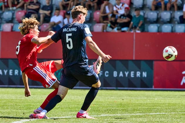 A-Junioren Bundesliga DFB-Nachwuchsliga, FC Bayern München (U19) vs SpVgg Unterhaching (U19), München FC Bayern, München FC Bayern (U19), Unterhaching SpVgg, Unterhaching SpVgg (U19), 2026-08-09 in München (FC Bayern Campus) SNIP Roy (FC Bayern München (U19) Offensives Mittelfeld Nr8-FCB(U19)8), KERSCHBERGER Paul (SpVgg Unterhaching Defensives Mittelfeld Nr5-UHG(U19)5) sportworld München FC Bayern Campus Bayern Deutschland *** DFB Youth League (Junior Bundesliga D), FC Bayern Munich U19 vs. SpVgg Unterhaching U19, Munich FC Bayern, Munich FC Bayern U19, Unterhaching SpVgg, Unterhaching SpVgg U19, August 9, 2026, at FC Bayern Campus in Munich SNIP Roy FC Bayern Munich U19 Attacking Midfielder No. 8 FCB U19 8, Paul KERSCHBERGER, SpVgg Unterhaching, Defensive Midfielder No. 5, UHG U19 5, Sportworld, FC Bayern Munich Campus, Bayern, Germany