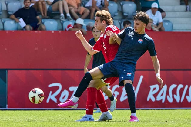A-Junioren Bundesliga DFB-Nachwuchsliga, FC Bayern München (U19) vs SpVgg Unterhaching (U19), München FC Bayern, München FC Bayern (U19), Unterhaching SpVgg, Unterhaching SpVgg (U19), 2026-08-09 in München (FC Bayern Campus) KARANDRIKAS Konstantinos (FC Bayern München (U19) Innenverteidiger Nr4-FCB(U19)4), WEISS Valentin (SpVgg Unterhaching Mittelstürmer Nr10-UHG(U19)10) sportworld München FC Bayern Campus Bayern Deutschland *** DFB Youth League (Junior Bundesliga D), FC Bayern Munich U19 vs. SpVgg Unterhaching U19, Munich FC Bayern, Munich FC Bayern U19, Unterhaching SpVgg, Unterhaching SpVgg U19, August 9, 2026, at FC Bayern Campus in Munich KARANDRIKAS Konstantinos FC Bayern Munich U19 Center Back No. 4 FCB U19 4, Valentin WEISS, SpVgg Unterhaching, center forward, No. 10, UHG U19 10, Sportworld, Munich FC Bayern Campus, Bavaria, Germany