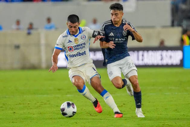 Erik Lira (L) of Cruz Azul vies for the ball with Agustin Ojeda (R) de NYC FC during a Leagues Cup match between Cruz Azul and New York City FC at Red Bull Arena in New York, United States, 09 August 2026. Leagues Cup - Cruz Azul vs. New York City FC !ACHTUNG: NUR REDAKTIONELLE NUTZUNG!  Copyright: xAngelxColmenaresx AME7500 20260810-55021108564_1
