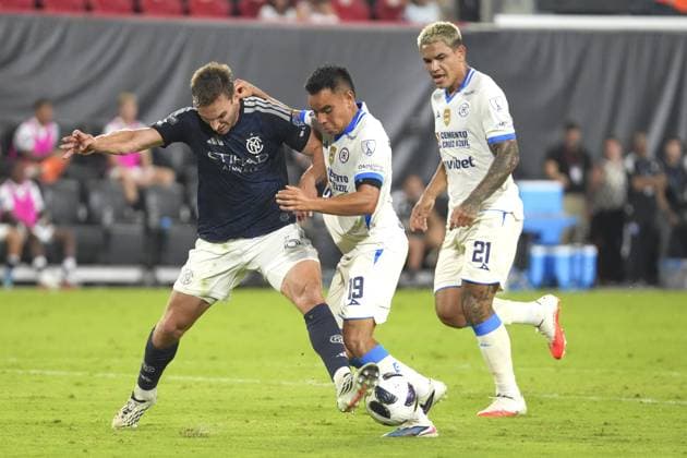 Carlos Rodriguez (c) of Cruz Azul vies for the ball with James Sands (L) de NYC FC during a Leagues Cup match between Cruz Azul and New York City FC at Red Bull Arena in New York, United States, 09 August 2026. Leagues Cup - Cruz Azul vs. New York City FC !ACHTUNG: NUR REDAKTIONELLE NUTZUNG!  Copyright: xAngelxColmenaresx AME7491 20260810-55021108565_1