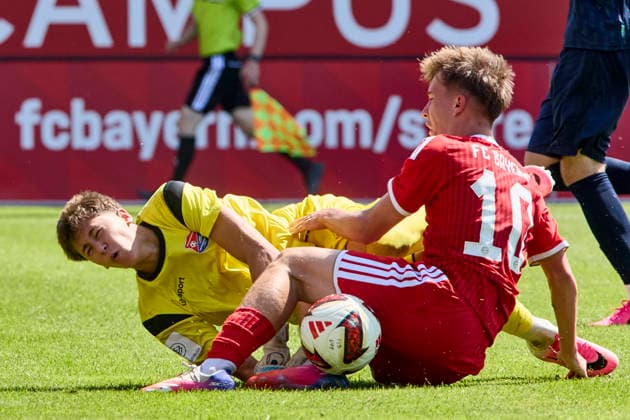 A-Junioren Bundesliga DFB-Nachwuchsliga, FC Bayern München (U19) vs SpVgg Unterhaching (U19), München FC Bayern, München FC Bayern (U19), Unterhaching SpVgg, Unterhaching SpVgg (U19), 2026-08-09 in München (FC Bayern Campus) SCHAFF Simon (FC Bayern München (U19) Offensives Mittelfeld Nr10-FCB(U19)10), BURKHARDT Lucian (SpVgg Unterhaching Torwart Nr22-UHG(U19)22) sportworld München FC Bayern Campus Bayern Deutschland *** DFB Youth League (Junior Bundesliga D), FC Bayern Munich U19 vs. SpVgg Unterhaching U19, Munich FC Bayern, Munich FC Bayern U19, Unterhaching SpVgg, Unterhaching SpVgg U19, August 9, 2026, at FC Bayern Campus in Munich; SCHAFF Simon, FC Bayern Munich U19, attacking midfielder, No. 10, FCB U19 10, Lucian BURKHARDT, SpVgg Unterhaching, Goalkeeper No. 22, UHG U19 22, sportworld, FC Bayern Munich Campus, Bayern, Germany