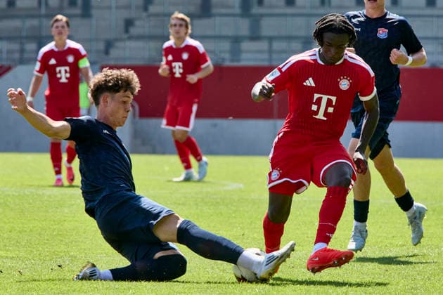A-Junioren Bundesliga DFB-Nachwuchsliga, FC Bayern München (U19) vs SpVgg Unterhaching (U19), München FC Bayern, München FC Bayern (U19), Unterhaching SpVgg, Unterhaching SpVgg (U19), 2026-08-09 in München (FC Bayern Campus) HENTCHO NSEKE Aristide (FC Bayern München (U19) Rechtsaußen Nr11-FCB(U19)11), CIRAK Tarik (SpVgg Unterhaching Innenverteidiger Nr4-UHG(U19)4) sportworld München FC Bayern Campus Bayern Deutschland *** DFB Youth League (Junior Bundesliga D), FC Bayern Munich U19 vs. SpVgg Unterhaching U19, Munich FC Bayern, Munich FC Bayern U19, Unterhaching SpVgg, Unterhaching SpVgg U19, August 9, 2026, at FC Bayern Campus in Munich HENTCHO NSEKE Aristide FC Bayern Munich U19 Right Winger No. 11 FCB U19 11, CIRAK Tarik, SpVgg Unterhaching, center back, No. 4, UHG U19 4, Sportworld, FC Bayern Munich Campus, Bayern, Germany