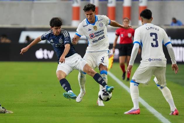 Jesus Orozco (C) of Cruz Azul vies for the ball with Jonathan Shore (L) de NYC FC during a Leagues Cup match between Cruz Azul and New York City FC at Red Bull Arena in New York, United States, 09 August 2026. Leagues Cup - Cruz Azul vs. New York City FC !ACHTUNG: NUR REDAKTIONELLE NUTZUNG!  Copyright: xAngelxColmenaresx AME7480 20260810-55021108567_1