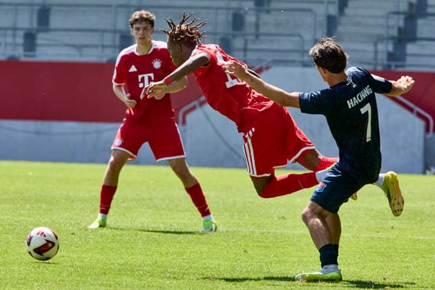 A-Junioren Bundesliga DFB-Nachwuchsliga, FC Bayern München (U19) vs SpVgg Unterhaching (U19), München FC Bayern, München FC Bayern (U19), Unterhaching SpVgg, Unterhaching SpVgg (U19), 2026-08-09 in München (FC Bayern Campus) IMADE Wisdom (FC Bayern München (U19) Hängende Spitze Nr17-FCB(U19)17), BRONNER Moritz (SpVgg Unterhaching Abwehr Nr7-UHG(U19)7) sportworld München FC Bayern Campus Bayern Deutschland *** DFB Youth League (Junior Bundesliga D), FC Bayern Munich U19 vs. SpVgg Unterhaching U19, Munich FC Bayern, Munich FC Bayern U19, Unterhaching SpVgg, Unterhaching SpVgg U19, August 9, 2026, at FC Bayern Campus in Munich IMADE Wisdom FC Bayern Munich U19, No. 17, FCB U19, 17, BRONNER Moritz, SpVgg Unterhaching, Defender No. 7, UHG U19 7, sportworld, FC Bayern Munich Campus, Bayern, Germany