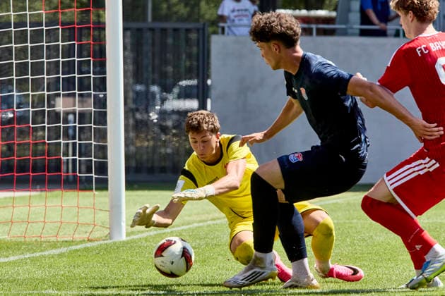A-Junioren Bundesliga DFB-Nachwuchsliga, FC Bayern München (U19) vs SpVgg Unterhaching (U19), München FC Bayern, München FC Bayern (U19), Unterhaching SpVgg, Unterhaching SpVgg (U19), 2026-08-09 in München (FC Bayern Campus) BURKHARDT Lucian (SpVgg Unterhaching Torwart Nr22-UHG(U19)22), CIRAK Tarik (SpVgg Unterhaching Innenverteidiger Nr4-UHG(U19)4), von TAUBE Philipp (FC Bayern München (U19) Mittelstürmer Nr9-FCB(U19)9) sportworld München FC Bayern Campus Bayern Deutschland *** DFB Youth League (Junior Bundesliga D), FC Bayern Munich U19 vs. SpVgg Unterhaching U19, Munich FC Bayern, Munich FC Bayern U19, Unterhaching SpVgg, Unterhaching SpVgg U19, August 9, 2026, at FC Bayern Campus in Munich; Lucian Burkhardt, SpVgg Unterhaching goalkeeper No. 22, UHG U19 22, CIRAK Tarik, SpVgg Unterhaching, center back No. 4, UHG U19 4, by TAUBE Philipp, FC Bayern Munich U19, center forward No. 9, FCB U19 9, Sportworld, FC Bayern Campus, Munich, Bayern, Germany