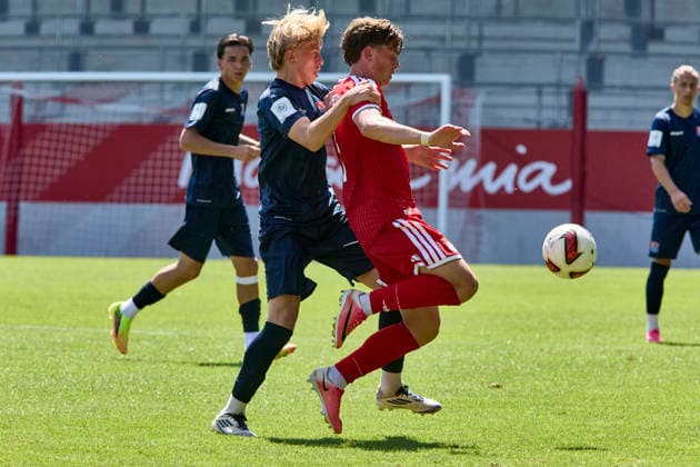 A-Junioren Bundesliga DFB-Nachwuchsliga, FC Bayern München (U19) vs SpVgg Unterhaching (U19), München FC Bayern, München FC Bayern (U19), Unterhaching SpVgg, Unterhaching SpVgg (U19), 2026-08-09 in München (FC Bayern Campus) MATOSEVIC Michael (FC Bayern München (U19) Zentrales Mittelfeld Nr6-FCB(U19)6), MÖHWALD Ferdinand (SpVgg Unterhaching Stürmer Nr19-UHG(U19)19) sportworld München FC Bayern Campus Bayern Deutschland *** DFB Youth League (Junior Bundesliga D), FC Bayern Munich U19 vs. SpVgg Unterhaching U19, Munich FC Bayern, Munich FC Bayern U19, Unterhaching SpVgg, Unterhaching SpVgg U19, August 9, 2026, at FC Bayern Campus in Munich MATOSEVIC Michael FC Bayern Munich U19 Central Midfielder No. 6 FCB U19 6, Ferdinand MÖHWALD, SpVgg Unterhaching, Forward No. 19, UHG U19 19, sportworld, FC Bayern Campus, Munich, Bayern, Germany