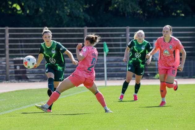 09.08.2026, xgrfx, Fussball Testspiel Frauen, SV Werder Bremen - VfL Wolfsburg v.l. Svenja Huth (VfL Wolfsburg), Chiara Dangelo (Werder Bremen) (DFL DFB REGULATIONS PROHIBIT ANY USE OF PHOTOGRAPHS as IMAGE SEQUENCES and or QUASI-VIDEO) Bremen *** August 9, 2026, xgrfx, Women s Soccer Friendly Match, SV Werder Bremen vs. VfL Wolfsburg, Svenja Huth (VfL Wolfsburg), Chiara Dangelo (Werder Bremen). DFL and DFB regulations prohibit any use of photographs as image sequences and or quasi-video. Bremen