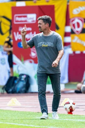 v.l.n.r.: Trainer Thomas Stamm (Dynamo Dresden) im 2. Bundesliga-Spiel zwischen dem 1. FC Nürnberg und Dynamo Dresden im Max-Morlock-Stadion, Nürnberg, Deutschland, am 9. August 2026. in action during the 2nd Bundesliga match between 1. FC Nuremberg and Dynamo Dresden at the Max-Morlock Stadium, Nuremberg, Germany, on August 9, 2026. DFB DFL REGULATIONS PROHIBIT ANY USE OF PHOTOGRAPHS AS IMAGE SEQUENCES AND OR QUASI-VIDEO, *** From left to right: Coach Thomas Stamm of Dynamo Dresden during the 2. Bundesliga match between 1. FC Nuremberg and Dynamo Dresden at the Max Morlock Stadium, Nuremberg, Germany, on August 9, 2026, in action during the 2nd Bundesliga match between 1 FC Nuremberg and Dynamo Dresden at the Max Morlock Stadium, Nuremberg, Germany, on August 9, 2026 DFB and DFL regulations prohibit any use of photographs as image sequences and or quasi-video, Copyright: HMBxMedia xHeikoxBecker