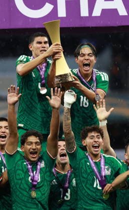 CONCACAF U-20 Championship - USA vs Mexico Mexico players celebrate with the trophy after winning the final of the CONCACAF U-20 Championship between the United States and Mexico in Mexico City, Mexico, 09 August 2026. MEXICO CITY Mexico  Copyright: xMARIOxGUZMANx