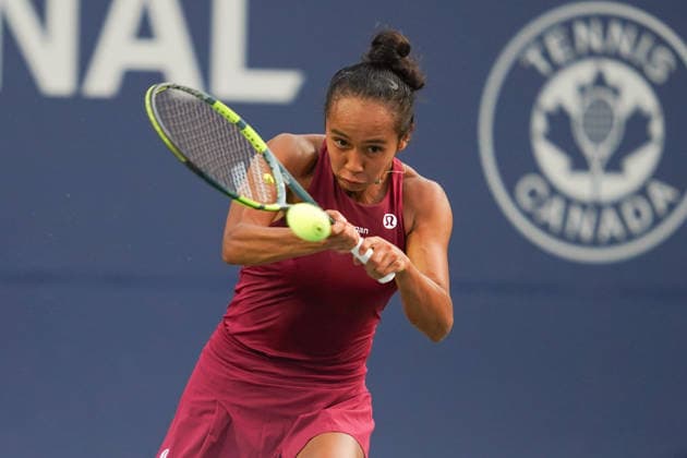 WTA, Tennis Damen Masters 1000 National Bank Open Toronto 2026 - Round of 16 - Day 9 Leylah Fernandez of Canada plays a backhand during the Women™s Singles Round of 16 match against Naomi Osaka of Japan on day 9 of the WTA Masters 1000 National Bank Open at Sobeys Stadium on August 9, 2026, in Toronto, Canada. (Photo by Leonardo Ramirez Eyepix Group) Copyright: xLeonardoxRamirezx xEyepixxGroupx LR_09082026_09569