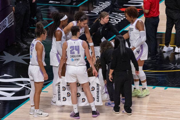 LOS ANGELES, CA - AUGUST 09: Members of the Golden State Valkyries hold towels while surrounding Kiah Stokes 41 of the Golden State Valkyries after she suffered an injury during a WNBA, Basketball Damen, USA game between the Golden State Valkyries and the Los Angeles Sparks on August 9, 2026 at Crypto.com Arena in Los Angeles, California. (Photo by Greg Fiore Icon Sportswire) WNBA: AUG 09 Golden State Valkyries at Los Angeles Sparks EDITORIAL USE ONLY Icon260891908