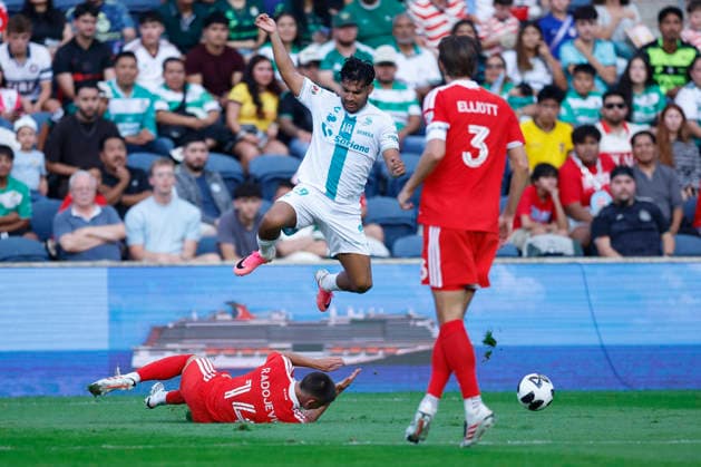 Viktor Radojevic (L-below) of the Chicago Fire vies for the ball with Eduardo Aguirre (L-top) of Santos during a Leagues Cup match between the Chicago Fire and Santos at Toyota Park in Bridgeview, USA, 09 August 2026. Leagues Cup: Chicago Fire vs Santos !ACHTUNG: NUR REDAKTIONELLE NUTZUNG!  Copyright: xKamilxKrzaczynskix AME7533 20260810-55021108744_1