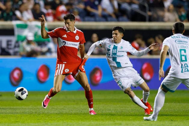 Robert Lewandowski (L) of the Chicago Fire vies for the ball with Aldo López Vargas (2-R) of Santos during a Leagues Cup match between the Chicago Fire and Santos at Toyota Park in Bridgeview, USA, 09 August 2026. Leagues Cup: Chicago Fire vs Santos !ACHTUNG: NUR REDAKTIONELLE NUTZUNG!  Copyright: xKamilxKrzaczynskix AME7551 20260810-55021108754_1