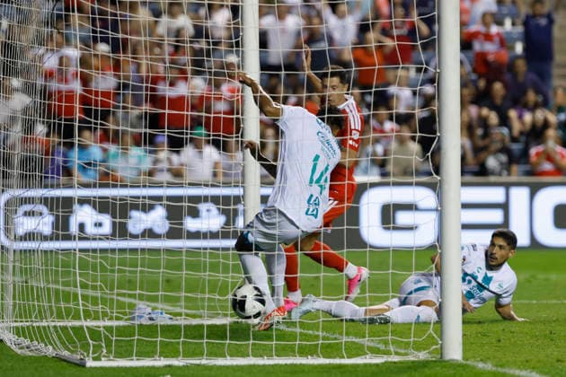 Robert Lewandowski (C-back) of the Chicago Fire scores a goal during a Leagues Cup match between the Chicago Fire and Santos at Toyota Park in Bridgeview, USA, 09 August 2026. Leagues Cup: Chicago Fire vs Santos !ACHTUNG: NUR REDAKTIONELLE NUTZUNG!  Copyright: xKamilxKrzaczynskix AME7563 20260810-55021108757_1