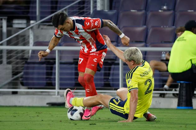 NASHVILLE, TN - AUGUST 09: Nashville SC defender Reed Baker-Whiting (27) pokes the ball away from AtlŽtico San Luis forward Anderson Duarte (17) while on the ground during a LeagueÕs Cup match between Nashville SC and AtlŽtico San Luis, August 9, 2026, at GEODIS Park in Nashville, Tennessee. (Photo by Matthew Maxey Icon Sportswire) SOCCER: AUG 09 Leagues Cup Nashville vs Atletico de San Luis EDITORIAL USE ONLY Icon26080931