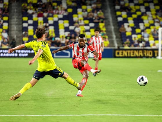 August 9, 2026: Atletico de San Luis midfielder Johan Caicedo (13) kicks a shot on goal during a Leagues Cup match between Atletico de San Luis and Nashville SC at Geodis Park in Nashville, TN. CSM Nashville United States of America - ZUMAc04_ 20260809_zma_c04_108 Copyright: xStephenxFurstx
