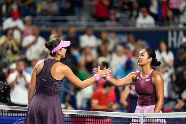 National Bank Open 2026 - Day 9 TORONTO, CANADA - AUGUST 9 : Alexandra Eala of Philippines (R) and Belinda Bencic of Switzerland shake hands after the round of 16 during the WTA, Tennis Damen 1000 National Bank Open in Toronto, Ontario, Canada on August 9, 2026. Mert Alper Dervis Anadolu Ontario Canada. Editorial use only. Please get in touch for any other usage.  Copyright: x2026xAnadoluxMertxAlperxDervisx