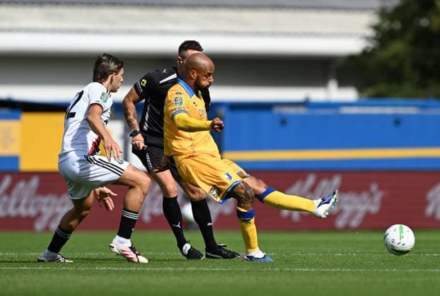 Sydie Peck of Sheffield United and David McGoldrick of Mansfield Town Mansfield Town v Sheffield United, EFL Carabao Cup, First Round, Football, One Call Stadium, Mansfield, UK - 09 Aug 2026Mansfield One Call Stadium United Kingdom EDITORIAL USE ONLY No use with unauthorised audio, video, data, fixture lists, club league logos or live services. Online in-match use limited to 120 images, no video emulation. No use in betting, games or single club league player publications.  Copyright: xAnnaxGowthorpe Shutterstockx 17051191az