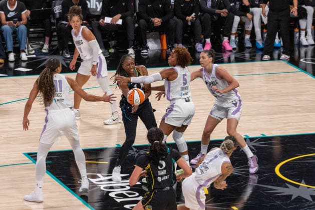 LOS ANGELES, CA - AUGUST 09: Nneka Ogwumike 30 of the Los Angeles Sparks looks to passes the ball during a WNBA, Basketball Damen, USA game between the Golden State Valkyries and the Los Angeles Sparks on August 9, 2026 at Crypto.com Arena in Los Angeles, California. (Photo by Greg Fiore Icon Sportswire) WNBA: AUG 09 Golden State Valkyries at Los Angeles Sparks EDITORIAL USE ONLY Icon260890191