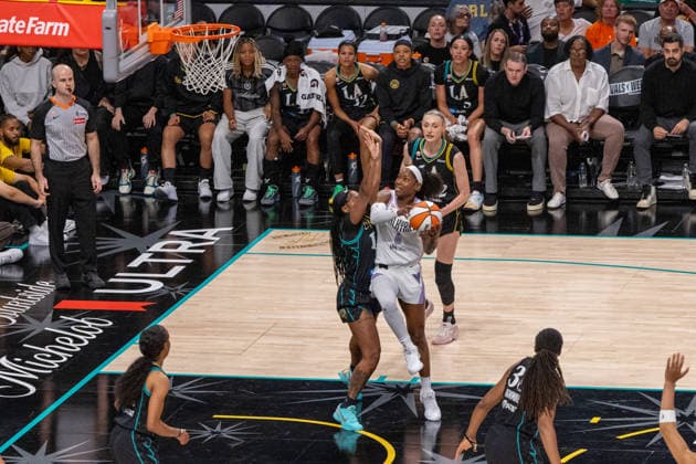 LOS ANGELES, CA - AUGUST 09: Kaila Charles 6 of the Golden State Valkyries drives the ball to the net during a WNBA, Basketball Damen, USA game between the Golden State Valkyries and the Los Angeles Sparks on August 9, 2026 at Crypto.com Arena in Los Angeles, California. (Photo by Greg Fiore Icon Sportswire) WNBA: AUG 09 Golden State Valkyries at Los Angeles Sparks EDITORIAL USE ONLY Icon260890552