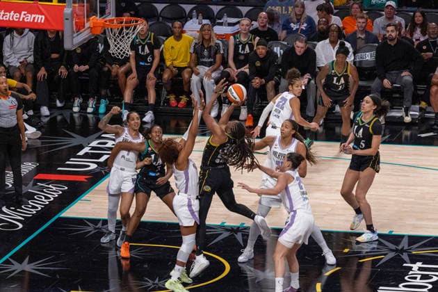 LOS ANGELES, CA - AUGUST 09: Nneka Ogwumike 30 of the Los Angeles Sparks drives to the net during a WNBA, Basketball Damen, USA game between the Golden State Valkyries and the Los Angeles Sparks on August 9, 2026 at Crypto.com Arena in Los Angeles, California. (Photo by Greg Fiore Icon Sportswire) WNBA: AUG 09 Golden State Valkyries at Los Angeles Sparks EDITORIAL USE ONLY Icon260891189
