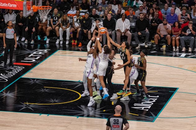 LOS ANGELES, CA - AUGUST 09: Janelle Salaun 13 of the Golden State Valkyries pulls down a rebound during a WNBA, Basketball Damen, USA game between the Golden State Valkyries and the Los Angeles Sparks on August 9, 2026 at Crypto.com Arena in Los Angeles, California. (Photo by Greg Fiore Icon Sportswire) WNBA: AUG 09 Golden State Valkyries at Los Angeles Sparks EDITORIAL USE ONLY Icon260891959