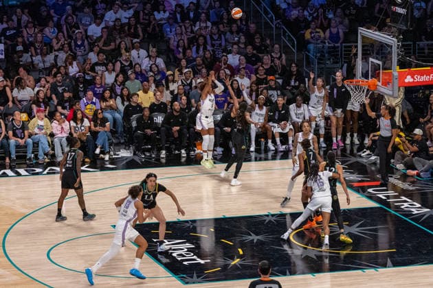 LOS ANGELES, CA - AUGUST 09: Kayla Thornton 5 of the Golden State Valkyries shoots a three pointer in the final few minutes of a WNBA, Basketball Damen, USA game between the Golden State Valkyries and the Los Angeles Sparks on August 9, 2026 at Crypto.com Arena in Los Angeles, California. (Photo by Greg Fiore Icon Sportswire) WNBA: AUG 09 Golden State Valkyries at Los Angeles Sparks EDITORIAL USE ONLY Icon260892063