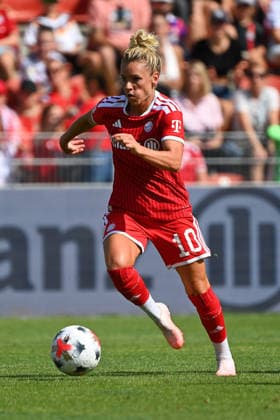 Linda DALLMANN (FCB), Aktion,Einzelaktion,Einzelbild, Freisteller,Ganzkoerperaufnahme,ganze Figur. Fussball Testspiel Bayern Muenchen Frauen - Paris FC am 09.08.2026 im Sportpark Unterhaching Saison 2026 2027, *** Linda DALLMANN FCB, Action, Individual Action, Single Image, Cutout, Full-Body Shot, Full-Figure Shot, Soccer Friendly Match: Bayern Munich Women vs. Paris FC on August 9, 2026, at Sportpark Unterhaching, 2026–2027 Season,